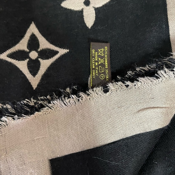 Louis Vuitton Giant Monogram Cashmere/Silk Shawl. - Picture 12 of 14